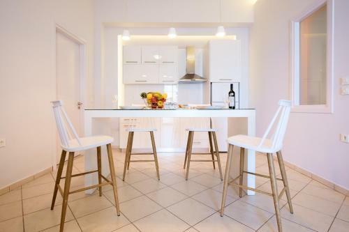 Cozy Home Steps From Old Port, Seafront & Parking