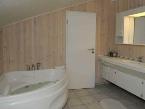 Three-bedroom Holiday Home In Harbo�re 15