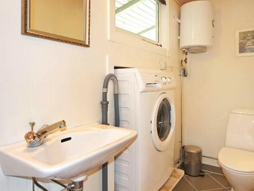 Five-bedroom Holiday Home In Hadsund 2