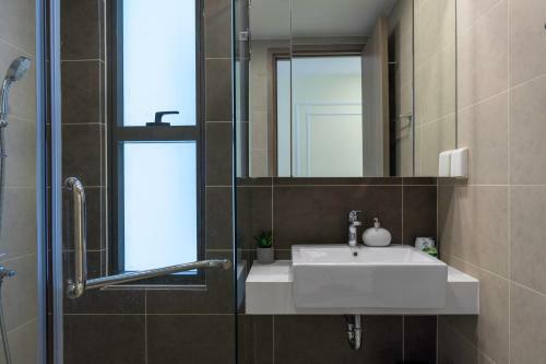 Awesome Cbd Luxury Apartment Icon56 Rooftop Pool