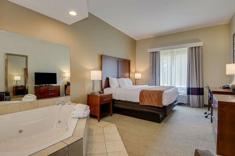 Hotel Comfort Inn & Suites