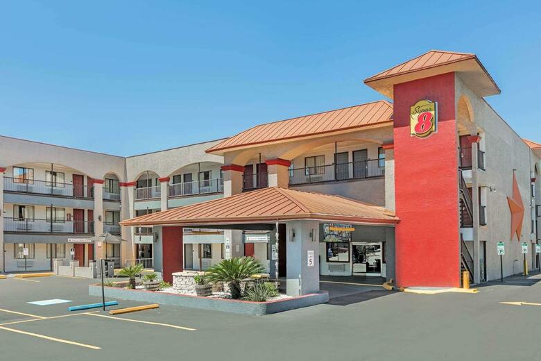 Hotel Super 8 Austin University/down