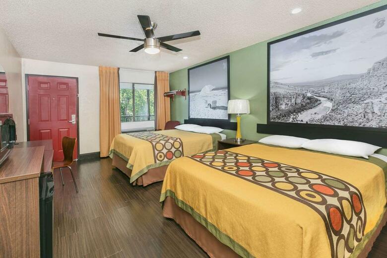 Hotel Super 8 Austin University/down