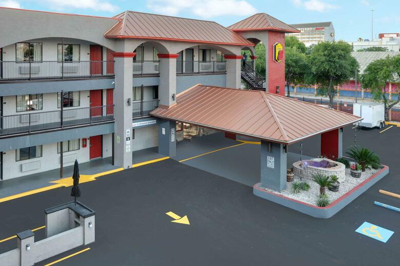 Hotel Super 8 Austin University/down