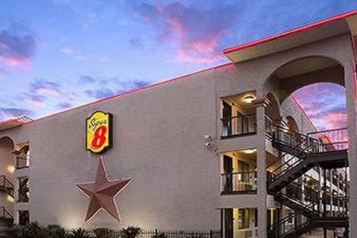Hotel Super 8 Austin University/down
