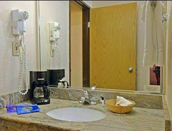 Hotel Super 8 Austin University/down