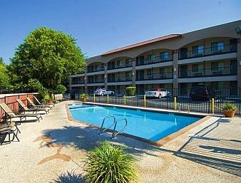 Hotel Super 8 Austin University/down