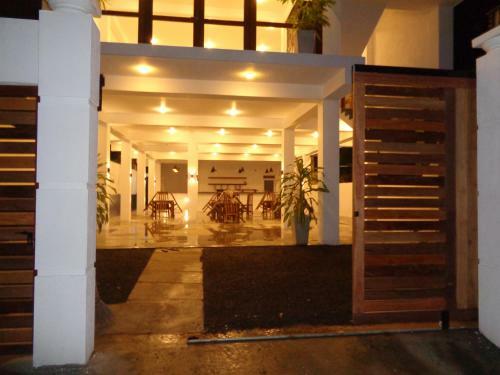 King's Marine Hotel & Restaurant