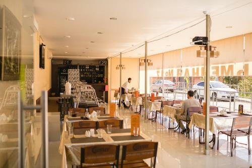 Hostal Gold Niva Guest House