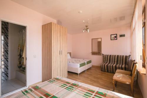 Hostal Gold Niva Guest House