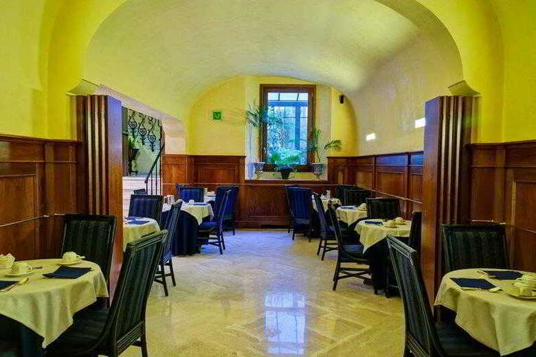 River Hotel