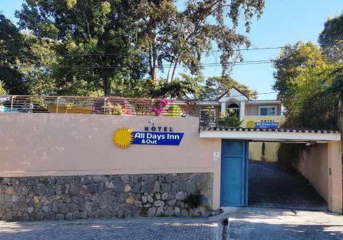 Posada All Days Inn And Out