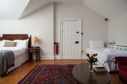 Hostal The Harcourt Suites