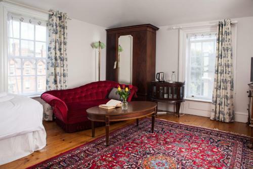 Hostal The Harcourt Suites