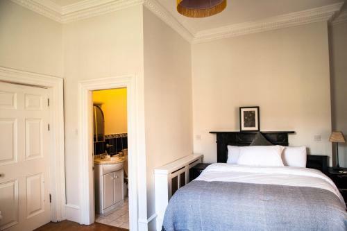Hostal The Harcourt Suites