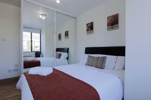 Superbly Located! Bright And Airy Mews.