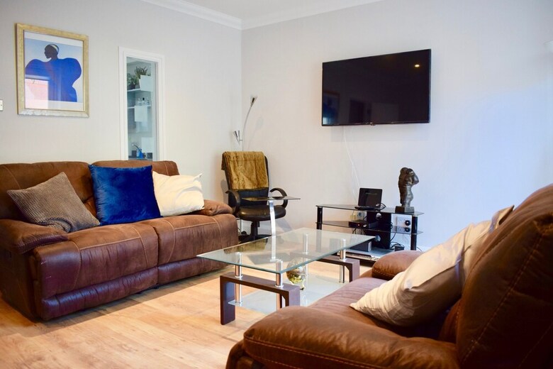 Cosy 4 Bedroom Apartment With Balcony