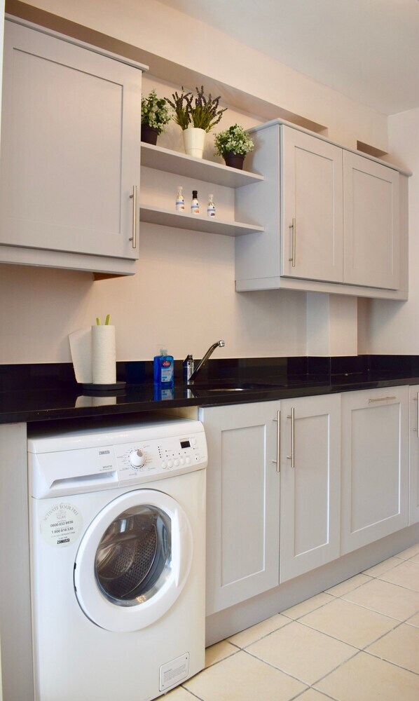 Cosy 4 Bedroom Apartment With Balcony