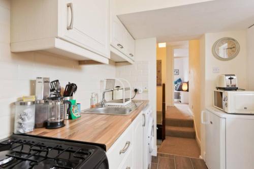 2 Bedroom Riverside Apartment Sleeps 5