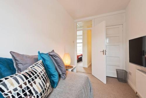 2 Bedroom Riverside Apartment Sleeps 5