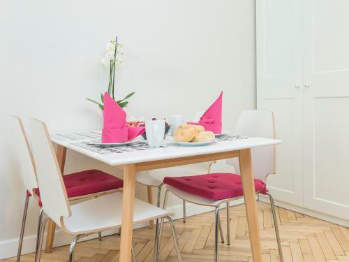 Delightful New Town Square Apartment