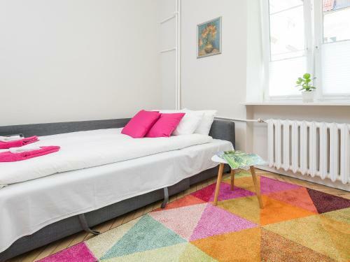 Delightful New Town Square Apartment