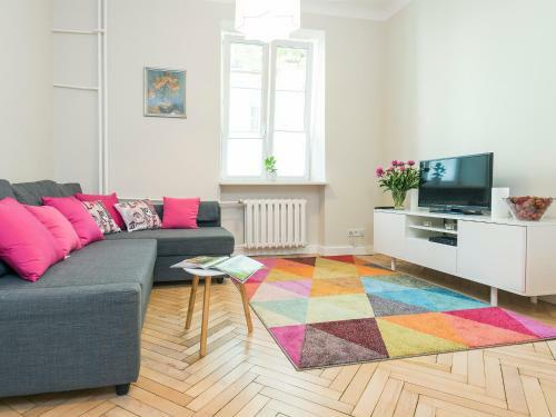 Delightful New Town Square Apartment