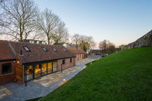 City Apartments - Monkbar Mews