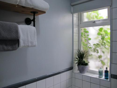 Bed & Breakfast Stone's Throw Guest House