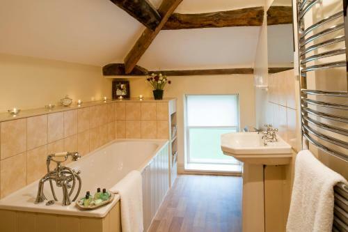 Courtyard Cottages - Combermere Abbey Estate