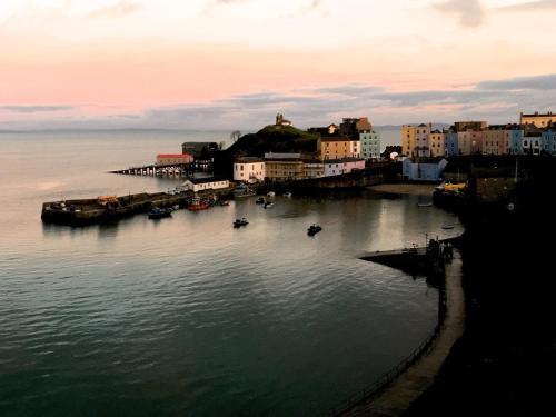 2 Beachtop Court Apartments, Tenby