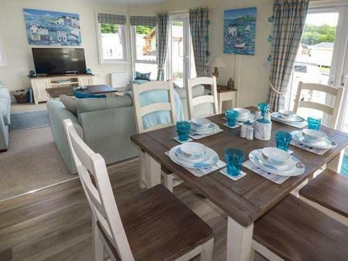 Cwtch Lodge 42