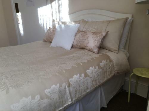 Hostal Caris Guest House
