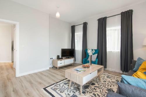 Brand New Town Centre Apartment