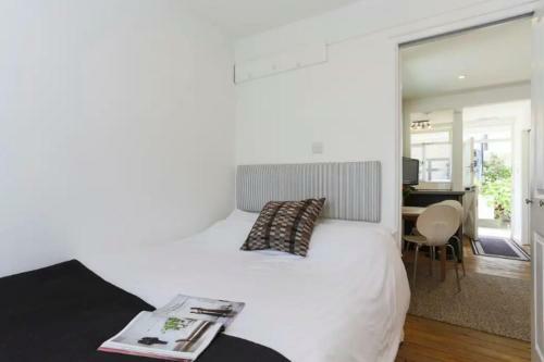 Arty Beachside Apartment