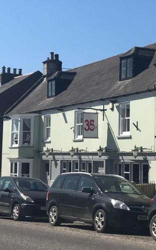Hostal Thirtyfive B&B