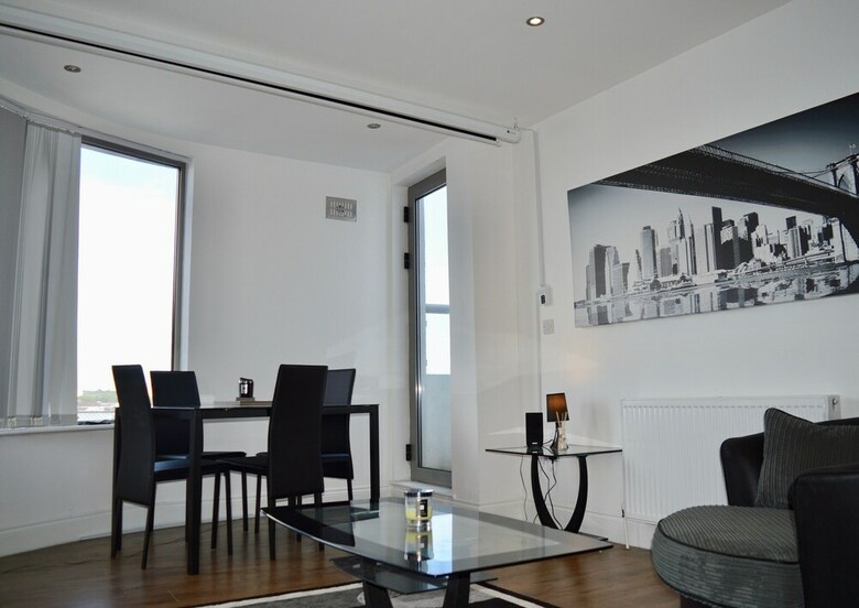 2 Bedroom Apartment With 2 Balconies In Manchester