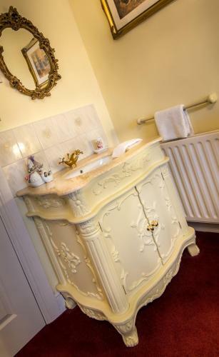 Hostal Creston Villa Guest House