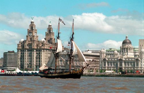 Liverpool City Waterfront Apartment