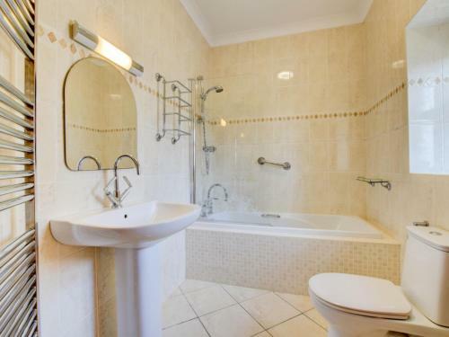 Holiday Home Dinas Y Gadair
