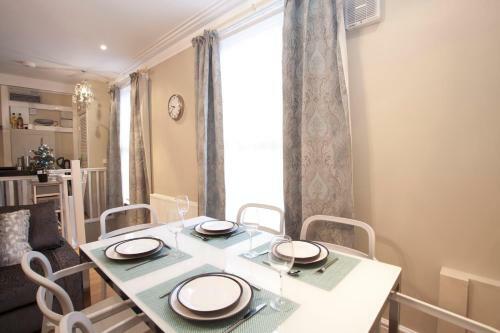 Two Bedroom Luxury Apartment By Town Hall