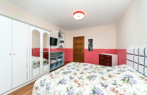 Metro Poznyaki Apartment