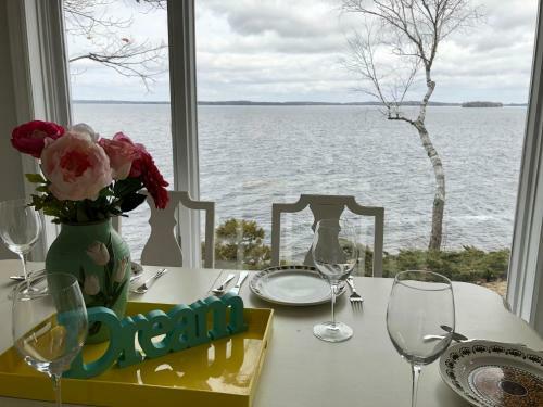 Scenic Waterfront Cottage