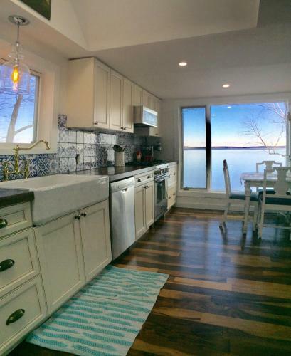 Scenic Waterfront Cottage