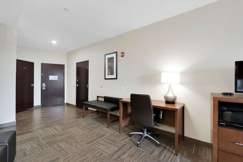 Hotel Comfort Suites University