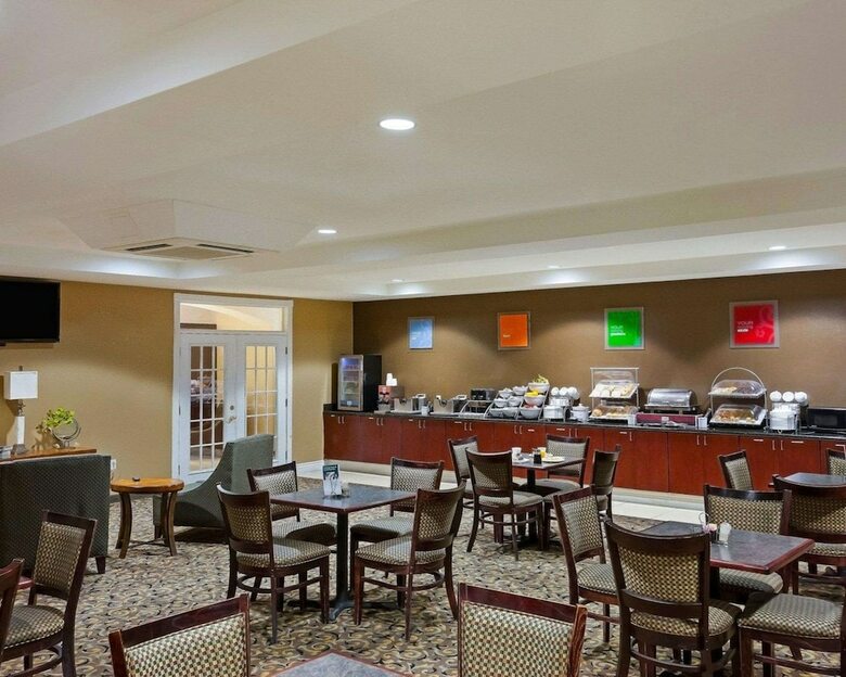Hotel Comfort Suites University