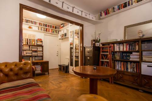 Trendy Sofo Apartment
