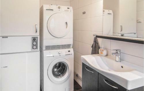 Three-bedroom Holiday Home In Larbro