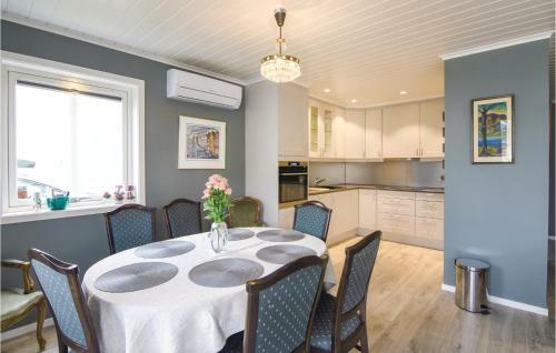Four-bedroom Holiday Home In Stromstad
