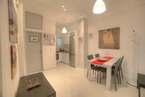 Cosy Apartment In Glyfada Center